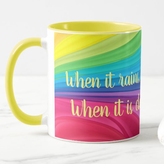 Wenn es regnet suchen Sie nach Regenbogen fügen Si Tasse