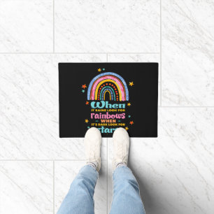 Wenn es regnet, suchen Sie nach Regenbogen Fußmatte