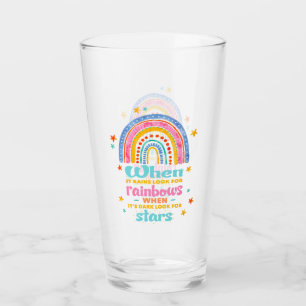 Wenn es regnet, suchen Sie nach Regenbogen Glas