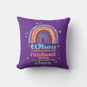 Wenn es regnet, suchen Sie nach Regenbogen Kissen