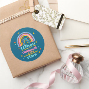 Wenn es regnet, suchen Sie nach Regenbogen Runder Aufkleber