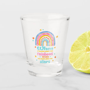 Wenn es regnet, suchen Sie nach Regenbogen Schnapsglas