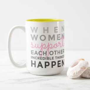Wenn Frauen Kaffee-Tasse sich stützen Zweifarbige Tasse
