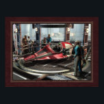 Wenn ich nur Flügel hätte, fliege ich (24x18") Poster<br><div class="desc">Diese Szene - eine Art Autoshow der Zukunft, die nie war - zeigt eine der Raketen, die ich für mein Empire State Patrol Projekt modelliert habe. Hier änderte ich seine Farbe und setzte sie in eine Szene direkt aus meiner Retro-Zukunft-Welt von Retropolis. Das originelle Bild mit Druckauflösung (18 x 24...</div>