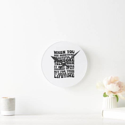 Wenn jemand etwas Schönes sieht Runde Wanduhr (Zuhause)