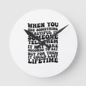 Wenn jemand etwas Schönes sieht Runde Wanduhr (Vorderseite)