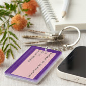 Wenn sie den 90er-Schlüsselanhänger hält Schlüsselanhänger (Vorderseite rechts)