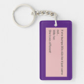 Wenn sie den 90er-Schlüsselanhänger hält Schlüsselanhänger (Vorderseite)