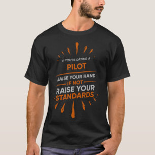 Wenn Sie ein PILOT Verabredet haben, heben Sie Ihr T-Shirt