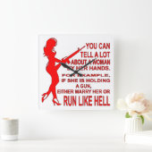 Wenn sie eine Waffe hält, heiraten sie oder rennen Quadratische Wanduhr (Zuhause)