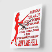 Wenn sie eine Waffe hält, heiraten sie oder rennen Quadratische Wanduhr (Winkel)