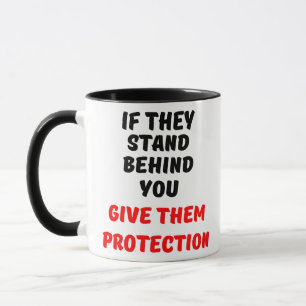 WENN SIE HINTER IHNEN STEHEN, GEBEN SIE SIE SCHUTZ TASSE