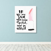 Wenn Sie traurig sind, fügen Sie mehr Lipstick hin Leinwanddruck (Insitu (Holzboden))