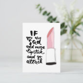 Wenn Sie traurig sind, fügen Sie mehr Lipstick hin Postkarte (Stehend Vorderseite)