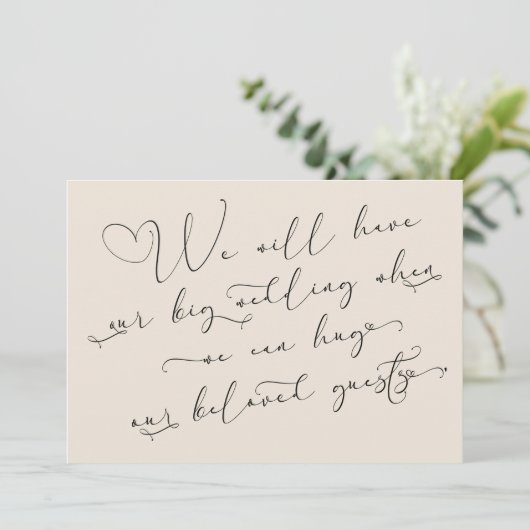 Wenn wir eine verspätete Hochzeitskarte umarmen kö Einladung (Stehend Vorderseite)