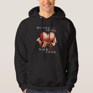 Wenn wir unsere Kisten in die Hände geben, legt er Hoodie