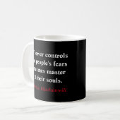 Wer die Angst des Volkes Kontrolle - Machiavelli Kaffeetasse (Vorderseite Links)