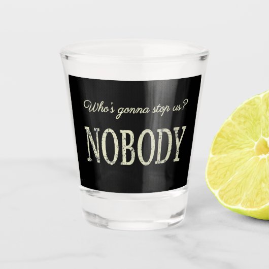 Wer hält uns auf? Niemand Schnapsglas (Vorderseite)
