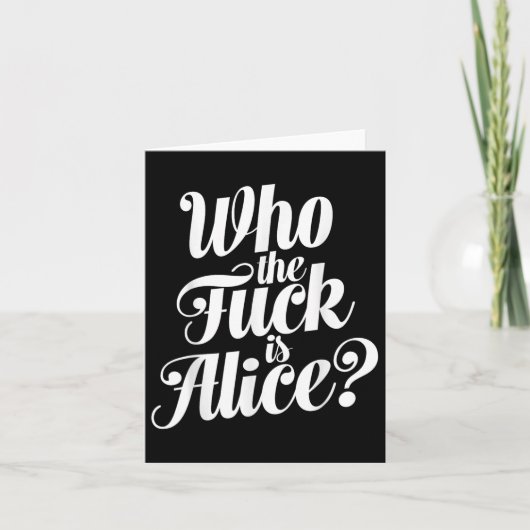Wer ist Alice kühn Typografischer Spaß Funny Sayi? Karte (Vorderseite)
