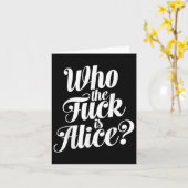 Wer ist Alice kühn Typografischer Spaß Funny Sayi? Karte (Gelbe Blume)