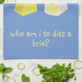 Wer ist es, eine Brie zu verschütten Geschirrtuch (Gefaltet)