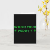 Wer ist Paddy 2026 lustiger Zitat St. Patrick's Da Karte (Gelbe Blume)