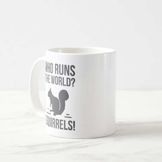 Wer lässt die Welt laufen? Eichhörnchen Kaffeetasse (Vorderseite Links)
