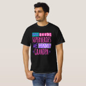 Wer Superhelden braucht, den haben wir Opa T-Shirt (Vorne ganz)