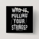 Wer zieht den Knopf Strings Square? Button (Vorderseite)