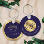 Werbeaktion für das Real-Anwesen von Navy & Gold-L Schlüsselanhänger<br><div class="desc">Werben Sie Ihr Unternehmen mit diesem individuellen Schlüsselanhänger-Design in Marineblau und Gold. Mit Platz für Ihr Firmenlogo und Slogan auf der Vorderseite mit Ihrem Namen, Jobtitel, Kontaktdetails und Website auf der Rückseite. Der dunkelblaue Hintergrund gepaart mit den Imitaten goldene Details macht ein stilvolles Geschenk für echte Anwesen- und Immobilien-Agent, Geschäftsinhaber,...</div>