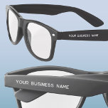 WerbefirmenSonnenbrille<br><div class="desc">Fügen Sie Ihren Firmennamen, Ihre Website oder Ihren Text hinzu, um beide Seiten in einem modernen, minimalistischen typografischen Schriftart anzupassen. Tragen Sie sie selbst oder verschenken Sie sie als Werbemittel an Mitarbeiter, Kunden und Kunden. Ideal für Messen und geschäftliche Veranstaltungen.</div>