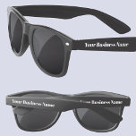 WerbefirmenSonnenbrille<br><div class="desc">Fügen Sie Ihren Firmennamen,  Ihre Website oder Ihren Text hinzu,  um beide Seiten in einem modernen typografischen Schriftart anzupassen. Ideal für Mitarbeiter-Uniformen,  Party und Firmenveranstaltungen,  oder als Messe- und Produktpräsentationen.</div>