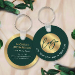 Werbung für das Real-Anwesen-Logo "Green & Gold" Schlüsselanhänger<br><div class="desc">Werben Sie Ihr Unternehmen mit diesem individuellen Schlüsselanhänger-Design in smaragdgrün und gold. Mit Platz für Ihr Firmenlogo und Slogan auf der Vorderseite mit Ihrem Namen, Jobtitel, Kontaktdetails und Website auf der Rückseite. Der dunkelgrüne Hintergrund gepaart mit den Imitaten goldene Details macht ein stilvolles Geschenk für Unternehmen - perfekt für echte...</div>