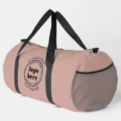 Werbung für Dusty Pink Company-Logos Duffle Bag (Rechte Ecke)