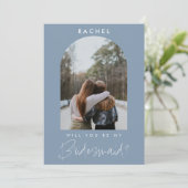 Werden Sie mein Bridesmaid Dusty Blue Foto Modern? (Stehend Vorderseite)