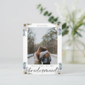 Werden Sie mein Bridesmaid Dusty Blue Rose Foto se Postkarte (Stehend Vorderseite)