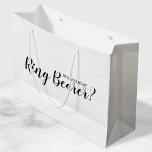 Werden Sie mein Ringträger sein? Neuer Vorschlag Große Geschenktüte<br><div class="desc">"Werden Sie Träger sein?" Moderne Geschenktüte mit dem Titel "Will You Be My Ring Bearer?" im modernen,  schwarzen Script-Schriftart-Stil auf weißem Hintergrund.</div>