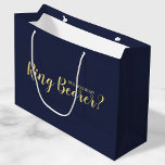 Werden Sie mein Ringträger sein? Neuer Vorschlag Große Geschenktüte<br><div class="desc">"Werden Sie Träger sein?" Moderne Geschenktasche mit dem Titel "Will You Be My Ring Bearer?" im modernen,  goldfarbenen Script-Schriftart-Stil auf marineblau Hintergrund. Bitte beachten Sie: Die Details der Folie werden im Kunstwerk simuliert. Bei der Herstellung dieses Produktes wird keine Folie verwendet.</div>