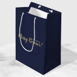 Werden Sie mein Ringträger sein? Neuer Vorschlag Mittlere Geschenktüte<br><div class="desc">"Werden Sie Träger sein?" Moderne Geschenktasche mit dem Titel "Will You Be My Ring Bearer?" im modernen,  goldfarbenen Script-Schriftart-Stil auf marineblau Hintergrund. Bitte beachten Sie: Die Details der Folie werden im Kunstwerk simuliert. Bei der Herstellung dieses Produktes wird keine Folie verwendet.</div>