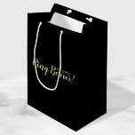 Werden Sie mein Ringträger sein? Neuer Vorschlag Mittlere Geschenktüte<br><div class="desc">"Werden Sie Träger sein?" Moderne Geschenktasche mit dem Titel "Will You Be My Ring Bearer?" im modernen,  goldfarbenen Script-Schriftart-Stil auf schwarzem Hintergrund.</div>