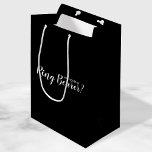 Werden Sie mein Ringträger sein? Neuer Vorschlag Mittlere Geschenktüte<br><div class="desc">"Werden Sie Träger sein?" Moderne Geschenktüte mit dem Titel "Will You Be My Ring Bearer?" in weißem,  modernem Script-Schriftart-Stil auf schwarzem Hintergrund.</div>
