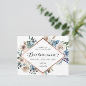 Werden Sie meine Bridesmaid Boho Dusty Blue Floral Einladungspostkarte (Stehend Vorderseite)