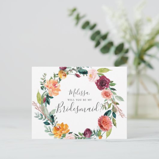 Werden Sie meine Bridesmaid Burgund-Blume sein? Einladungspostkarte (Stehend Vorderseite)