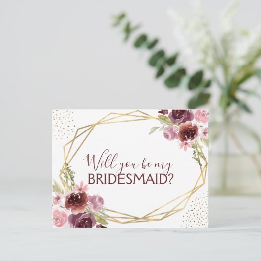 Werden Sie meine Bridesmaid Burgundy Floral Ankündigungspostkarte (Stehend Vorderseite)