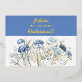 Werden Sie meine Bridesmaid Dusty Blue Wildblumen Folieneinladung (Vorderseite)