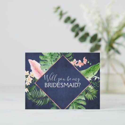 Werden Sie meine Bridesmaid Tropical Palm Navy Blu Ankündigungspostkarte (Stehend Vorderseite)
