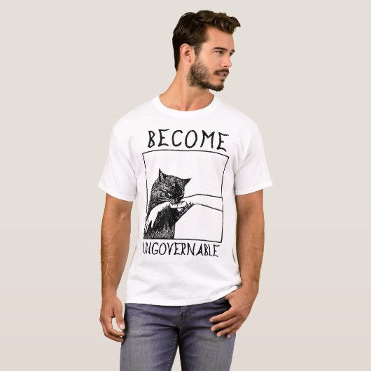 Werden Sie unregierbare schwarze Katze-Biting-Hand T-Shirt (Vorne ganz)