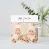 Werden Sie unser GodParent Twins Baby Foto sein? Karte (Stehend Vorderseite)