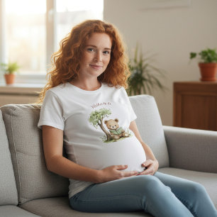 Werdende Mutter Teddybär liest unter Baum Wasserfa T-Shirt