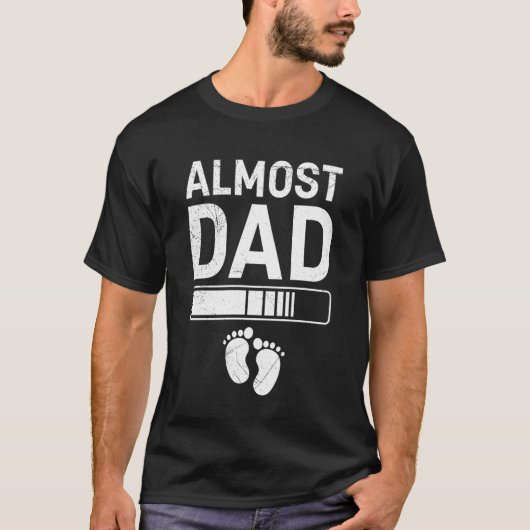 werdender Vater ALMOST DAD Vaterschaft Lustig bald T-Shirt (Vorderseite)